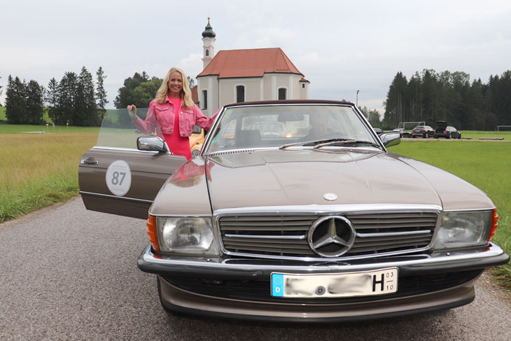 Carolin Henseler, unterwegs mit ihrem Mann Yannik Erkenbrecher beim Zwischenstop vor der Wallfahrtskirche St. Leonhard in Dietramszell (©Foto. Martin Schmitz)